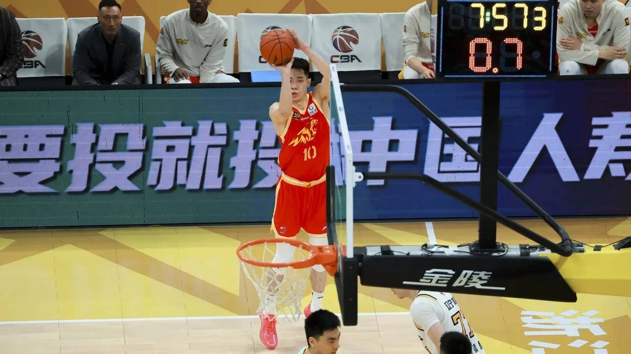 关于篮板攻防：北京篮板抢得48个，把握比拼主动权的信息