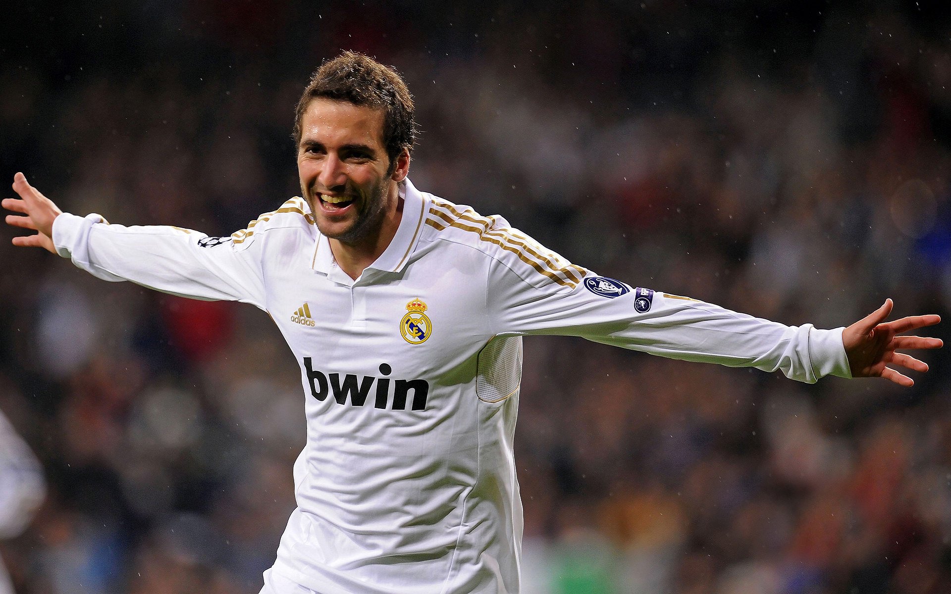 专业裁判员队伍不断壮大，确保比赛公平公正环境，专职裁判员