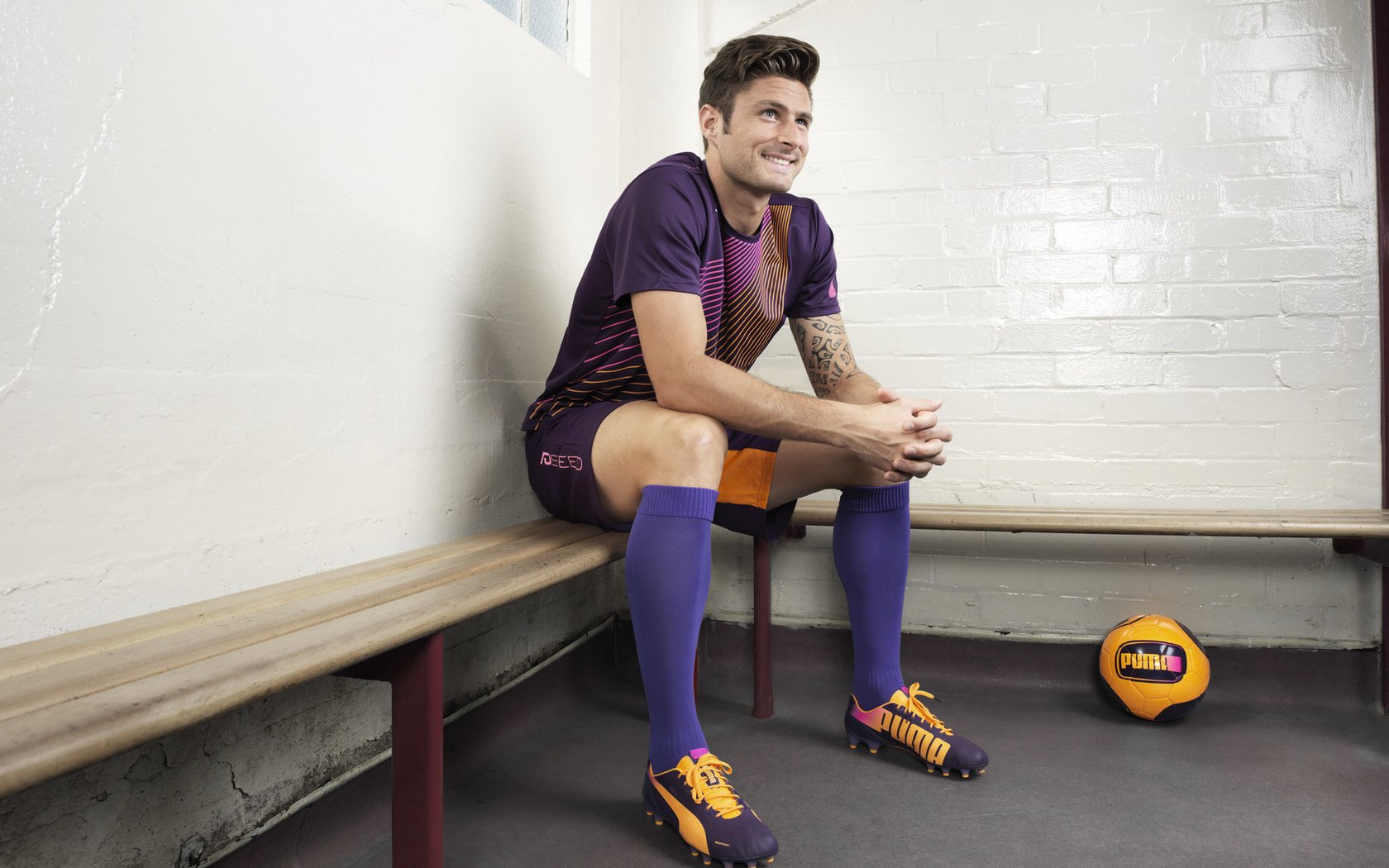 九游娱乐网站-足球中的技术奇迹：知名运动员的冷门技能大揭秘，足球球员技能